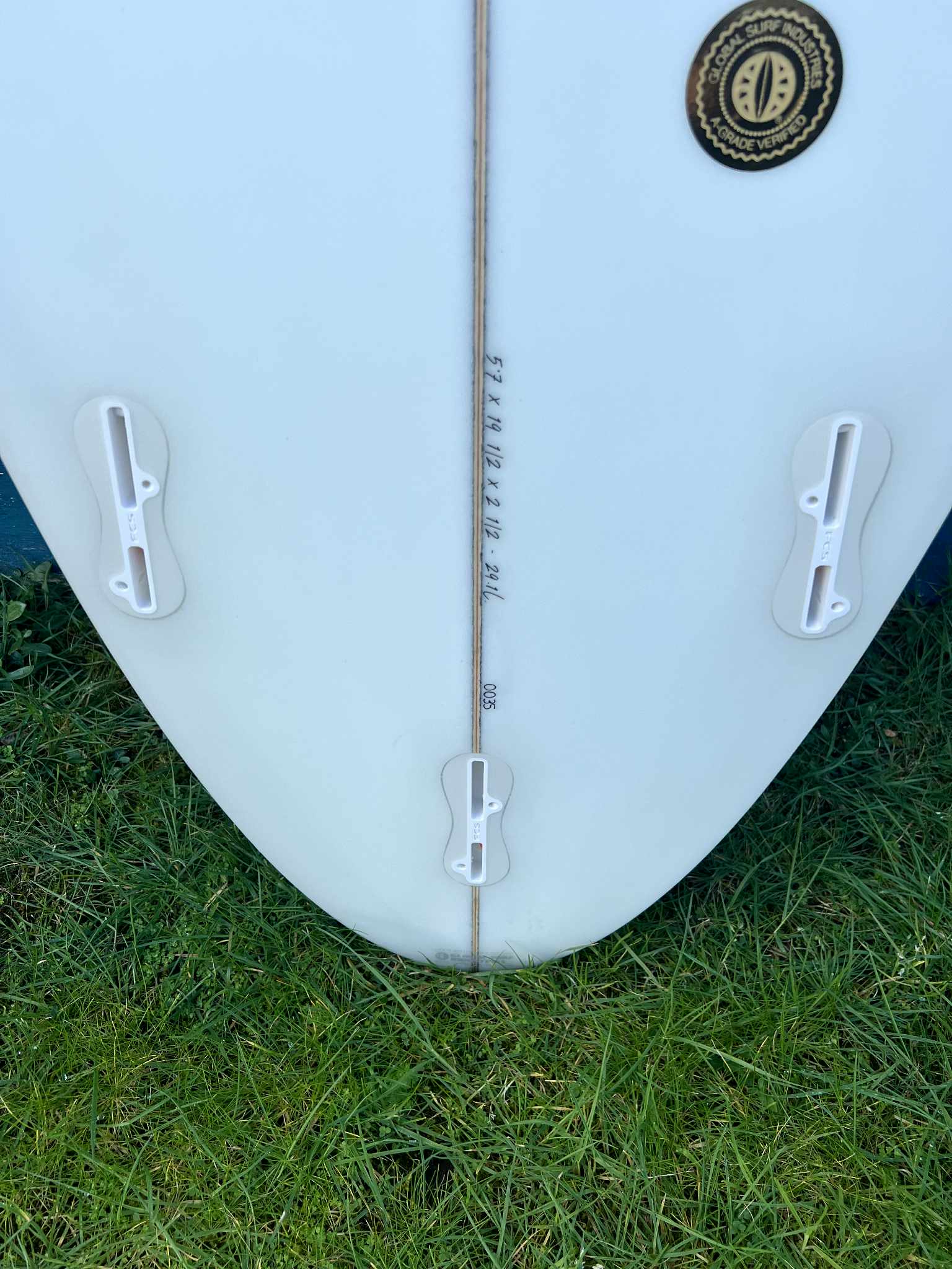 7S 5'7" "JetStream+" Round Tail Shortboard Surfboard - Fins